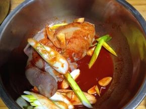 把乳鸽、葱、姜、蒜放入一个大盆用手搓匀（里外都要搓到)