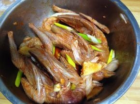 然后密封保存，入冰箱腌制24小时（中途要翻拌几次以便入味)