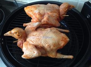 取出恢复室温，用牙签将头部固定，摆入烤盘入空气炸锅