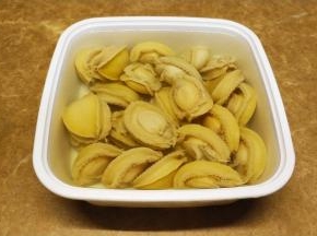 放入干净的保鲜盒里加入纯净水，放入冰箱冷藏2天，让其自然舒展，回复原状，期间要换水。