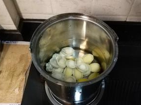 焖烧锅放入纯净水，倒入洗擦干净的鲍鱼