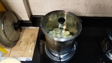 大火烧开5分钟后转中火继续水煮1小时