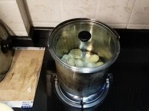 大火烧开5分钟后转中火继续水煮1小时