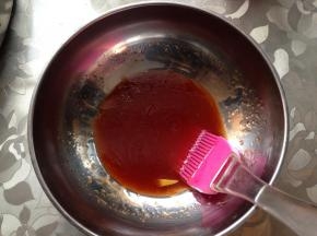 剩腌料再加入蜂蜜调和均匀