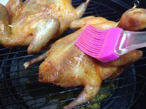 中途取出乳鸽，在表面刷几次刷料，直至结束