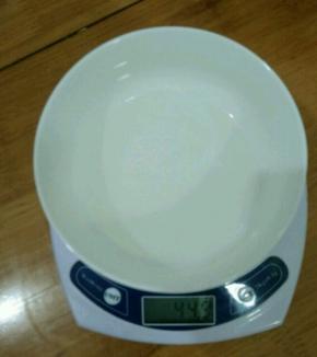 白凉粉加入50克水，搅拌均匀。