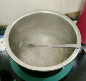 然后加入剩下的清水，再加入白糖，放到电磁炉烧开后凉凉。