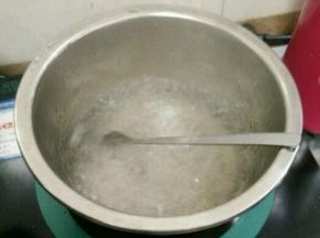 然后加入剩下的清水，再加入白糖，放到电磁炉烧开后凉凉。