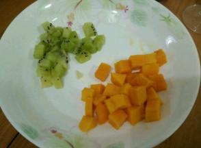 芒果和猕猴桃切成小块。