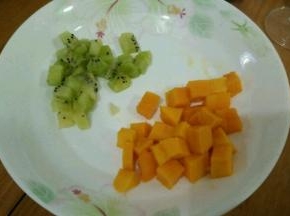 芒果和猕猴桃切成小块。