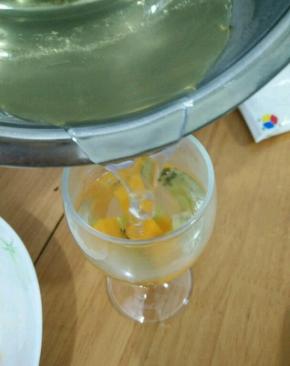 待凉粉凉至手温时，倒在水果上面。