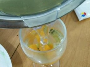 待凉粉凉至手温时，倒在水果上面。