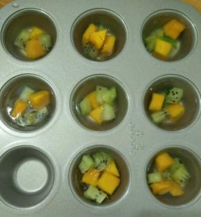 全部倒入后，放到冰箱冷藏至凝固即可。