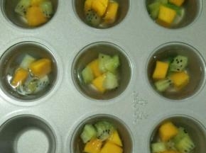 全部倒入后，放到冰箱冷藏至凝固即可。