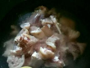 猪脚洗干净砍成块，然后冷水入锅煮两分钟左右捞出，放入高压锅。