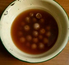 山黄皮里加入所有调料，搅拌均匀。