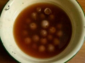 山黄皮里加入所有调料，搅拌均匀。