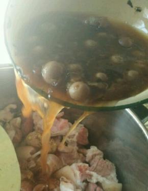 然后倒入猪脚里，搅拌均匀。腌半个小时左右。