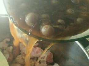 然后倒入猪脚里，搅拌均匀。腌半个小时左右。