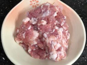 将瘦肉剁成碎末，放少许盐、糖、玉米淀粉混匀。