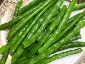 四季豆洗净焯水，用冷水冲洗备用