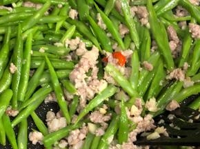放入四季豆翻炒