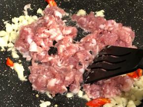 加入肉末翻炒。