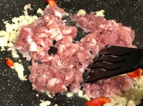 加入肉末翻炒。