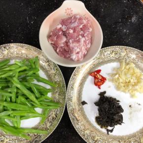 准备好蒜蓉，辣椒，橄榄菜、四季豆切成丝备用。