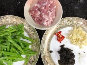 准备好蒜蓉，辣椒，橄榄菜、四季豆切成丝备用。