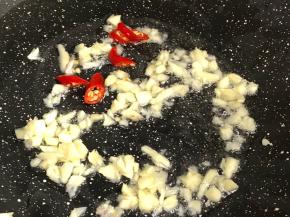 锅烧热放入蒜蓉、辣椒爆香