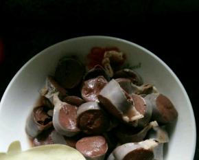 血肠切成小块。