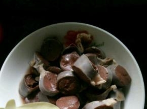 血肠切成小块。