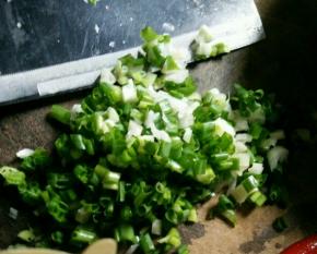 葱花切碎备用。