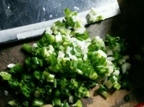 葱花切碎备用。