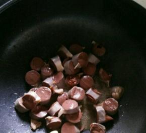 热锅凉油下血肠，翻炒片刻。