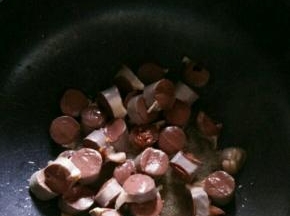 热锅凉油下血肠，翻炒片刻。