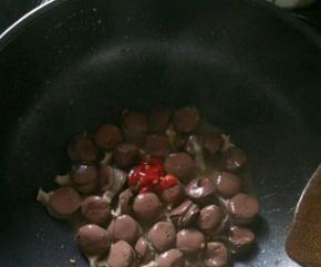 然后加入泡椒，翻炒均匀。