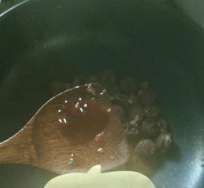 接着放入甜面酱和耗油，翻炒均匀后再焖一分钟。