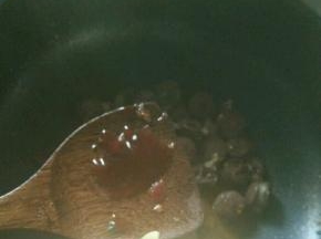 接着放入甜面酱和耗油，翻炒均匀后再焖一分钟。