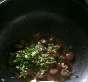 出锅前放葱花，翻炒均匀即可。