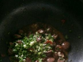 出锅前放葱花，翻炒均匀即可。