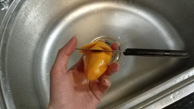 第二层在第一层的中间再切瓣，四周切一圈