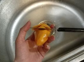 第二层在第一层的中间再切瓣，四周切一圈