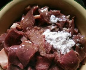 猪心洗干净切成薄片，加入耗油、淀粉、生抽、料酒、盐，抓匀腌半个小时。