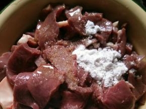 猪心洗干净切成薄片，加入耗油、淀粉、生抽、料酒、盐，抓匀腌半个小时。