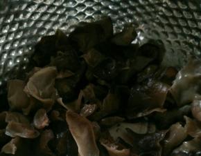 木耳泡发，洗干净撕成小片。