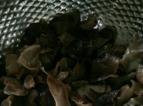 木耳泡发，洗干净撕成小片。