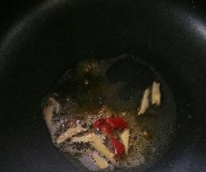 热锅凉油下泡椒和姜，煸炒出香味。