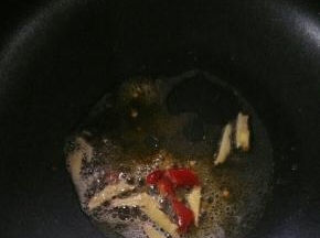 热锅凉油下泡椒和姜，煸炒出香味。